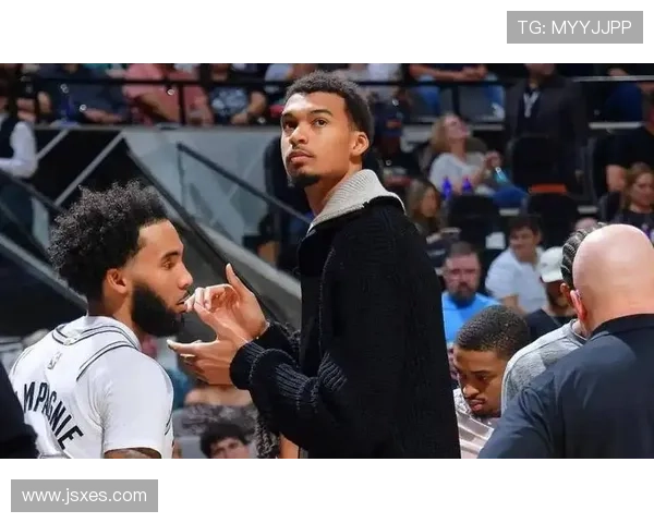 文班亚马参加投篮训练左小腿拉伤未佩戴护具靴引发关注